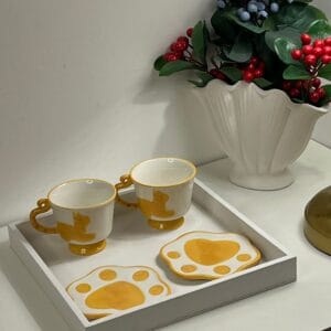 كاسات القطة مع يد قطة