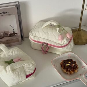 شنط مكياج باللون الابيض