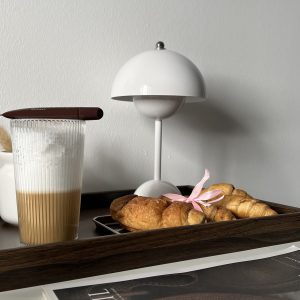 تيبل لامب معدن ثقيل لون ابيض تعمل ع اللمس