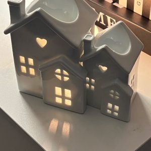 مبخرة قطعتين يوضع فيها زيت عطري