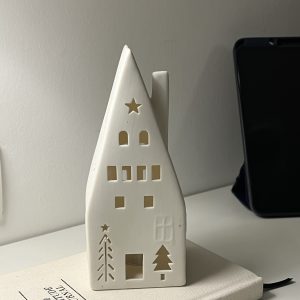 بيت مضيء بثلاثة ألوان