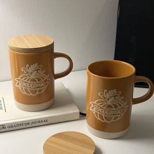 كوب اليقطين باللون البرتقالي مع كوستر خشب
