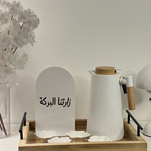 بكرج قهوة لون ابيض مع يد خشب بامبو