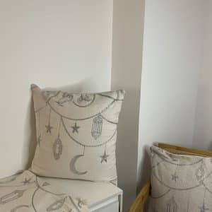 طقم رنر مع مخدات عدد ٢ باللون الفضي خياطة وليس طباعة