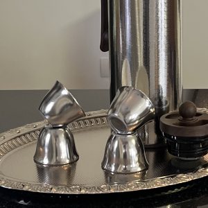 فناجين قهوة ساده باللون الفضي عدد ٦