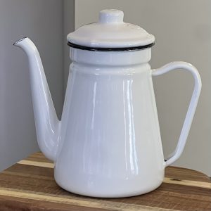 إبريق توت باللون الأبيض يوضع ع الغاز