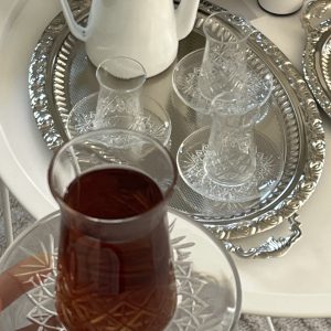 طقم شاي مع صحن شفاف