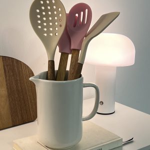 إبريق حليب أو ديكور