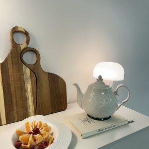 إبريق سيراميك ابيض بحد تركواز بارد